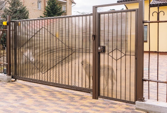 Купить ворота из профлиста с элементами ковки, с металлическими столбами в рамке или под дерево в Фрязино от 152355 руб